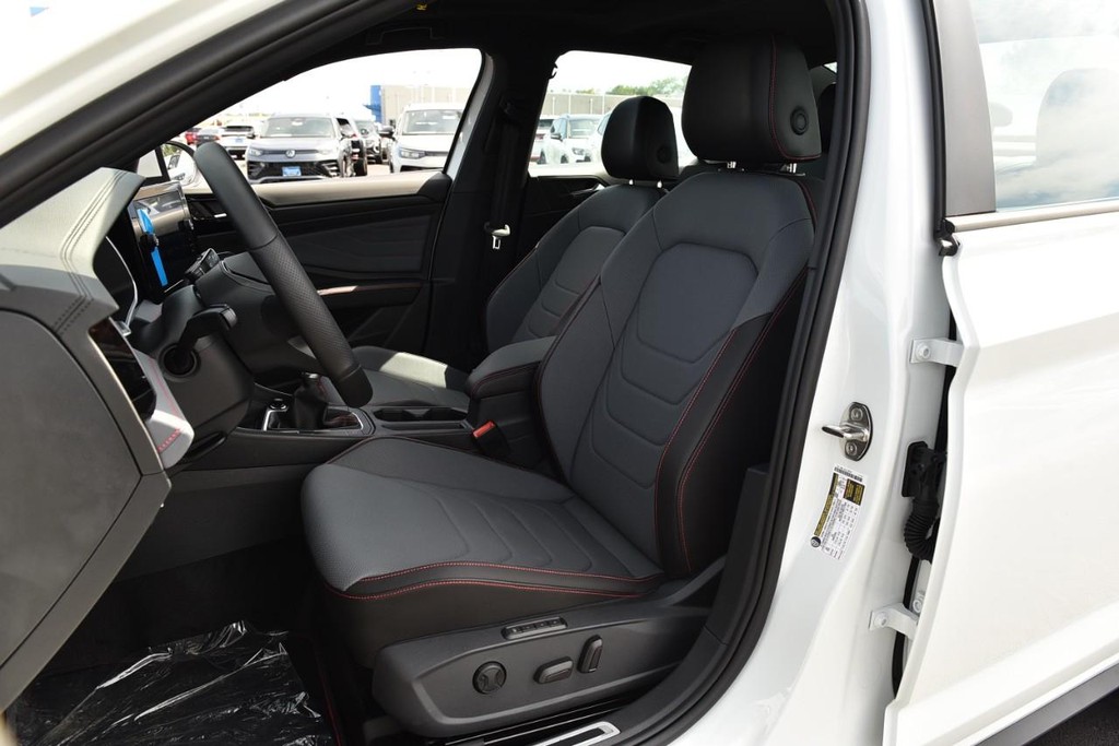 Volkswagen Jetta GLI Vehicle Full-screen Gallery Image 20