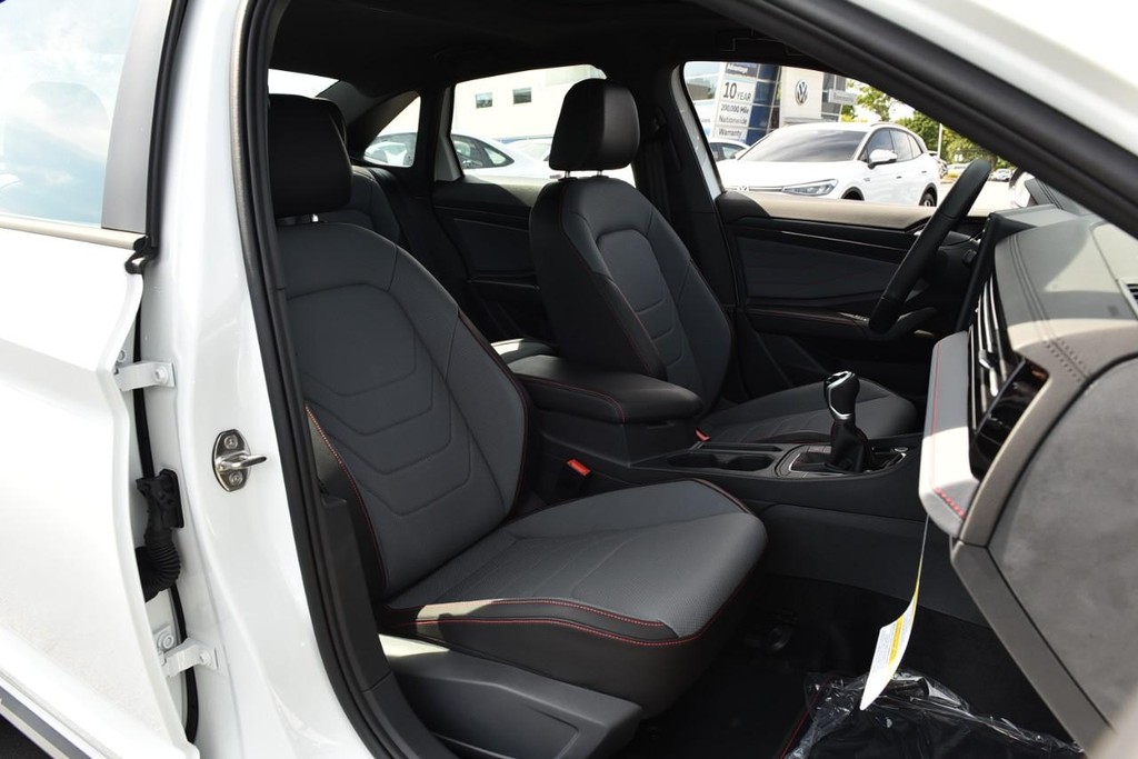 Volkswagen Jetta GLI Vehicle Full-screen Gallery Image 21