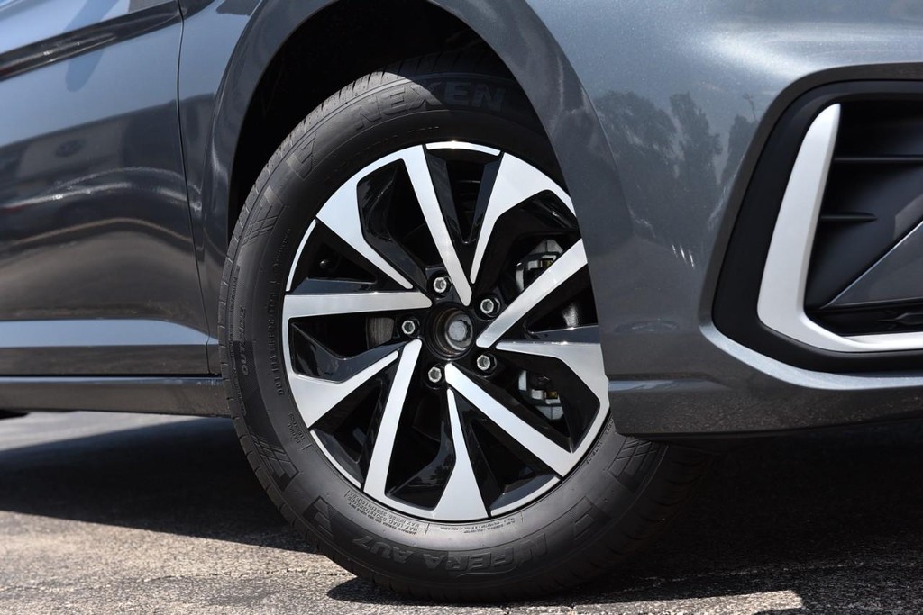 Volkswagen Jetta Vehicle Full-screen Gallery Image 3