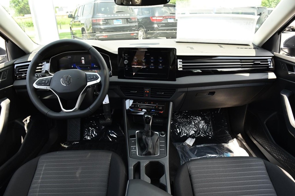 Volkswagen Jetta Vehicle Full-screen Gallery Image 7