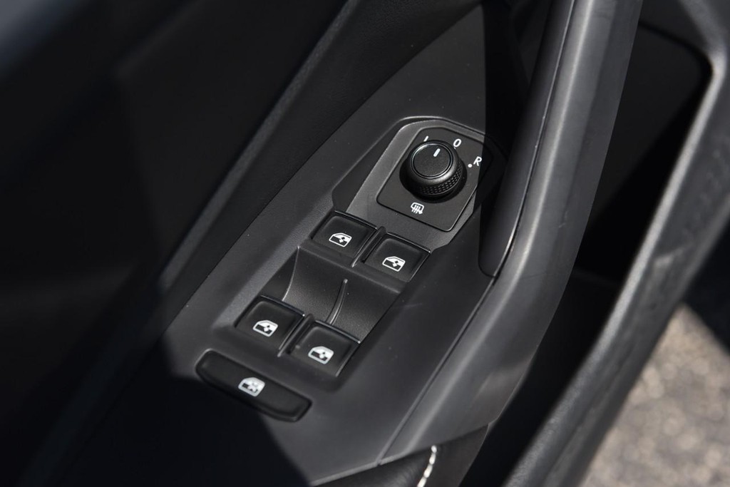 Volkswagen Jetta Vehicle Full-screen Gallery Image 8