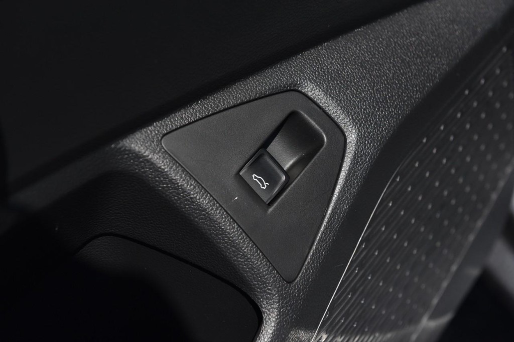 Volkswagen Jetta Vehicle Full-screen Gallery Image 9
