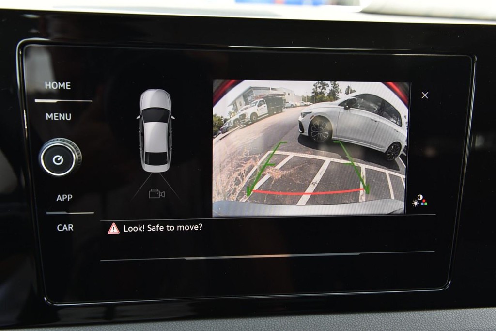 Volkswagen Jetta Vehicle Full-screen Gallery Image 13