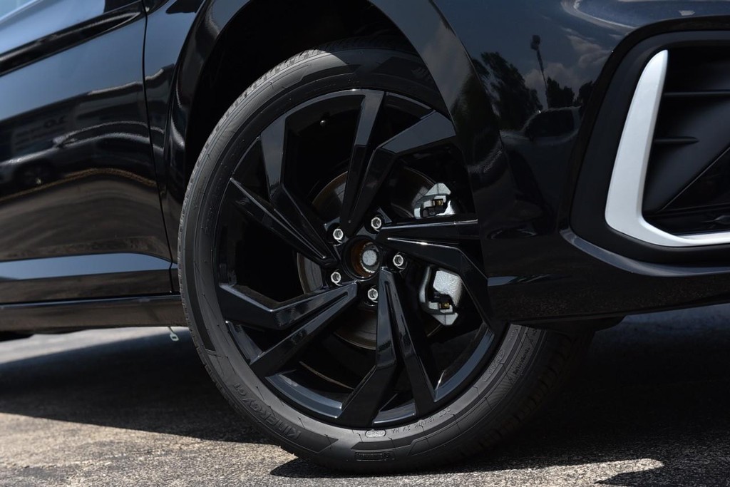 Volkswagen Jetta Vehicle Full-screen Gallery Image 3
