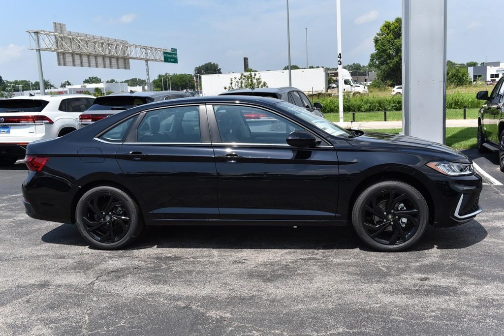 Volkswagen Jetta Vehicle Full-screen Gallery Image 5