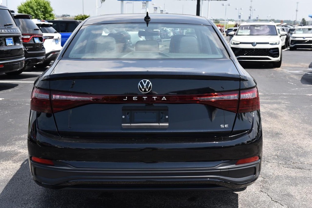 Volkswagen Jetta Vehicle Full-screen Gallery Image 6