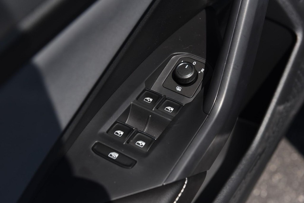 Volkswagen Jetta Vehicle Full-screen Gallery Image 8