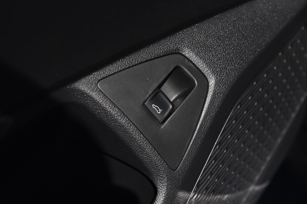 Volkswagen Jetta Vehicle Full-screen Gallery Image 9