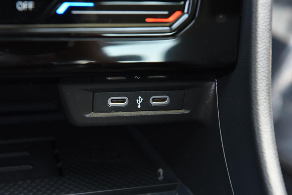Volkswagen Jetta Vehicle Full-screen Gallery Image 16