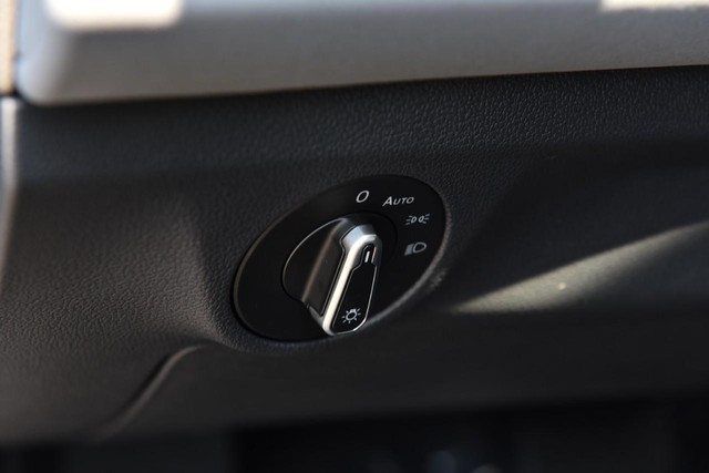 Volkswagen Jetta Vehicle Image 11
