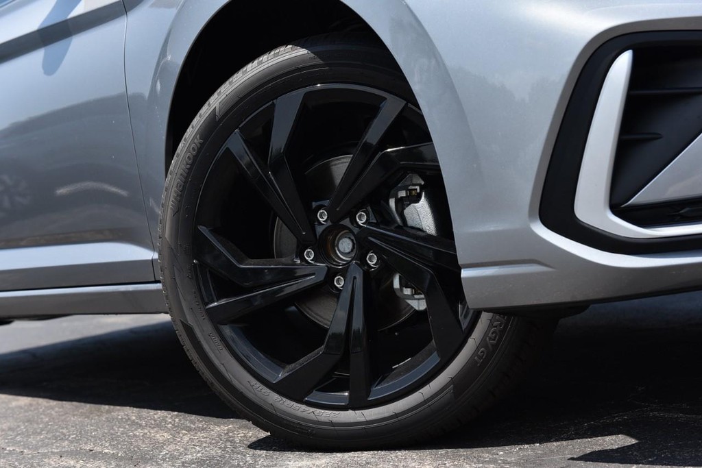 Volkswagen Jetta Vehicle Full-screen Gallery Image 3