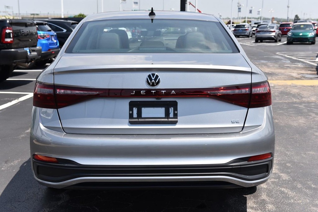 Volkswagen Jetta Vehicle Full-screen Gallery Image 6