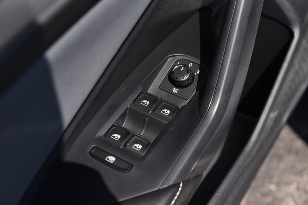 Volkswagen Jetta Vehicle Full-screen Gallery Image 8