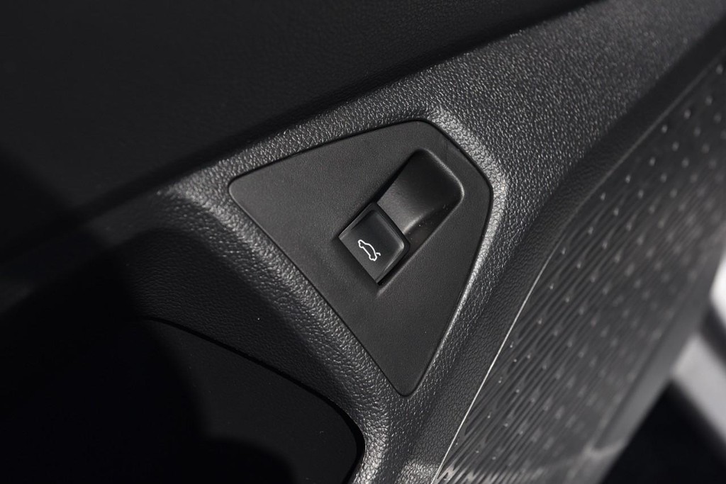Volkswagen Jetta Vehicle Full-screen Gallery Image 9