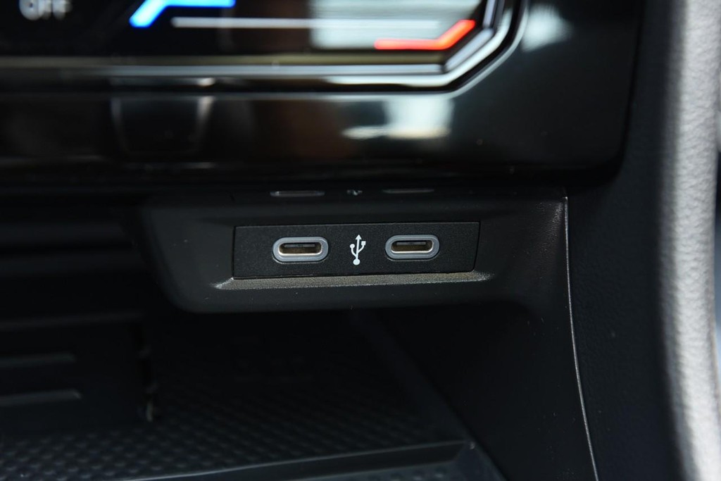 Volkswagen Jetta Vehicle Full-screen Gallery Image 16