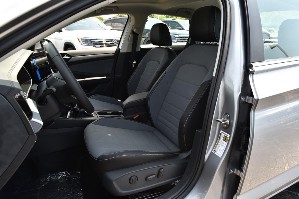 Volkswagen Jetta Vehicle Full-screen Gallery Image 20