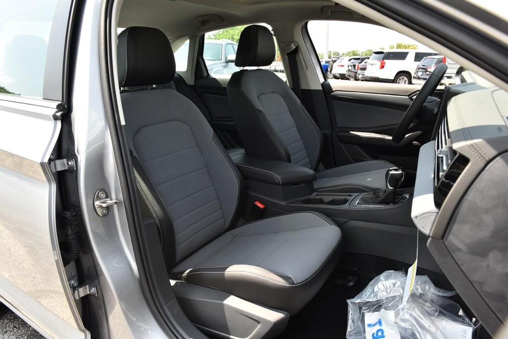 Volkswagen Jetta Vehicle Full-screen Gallery Image 21