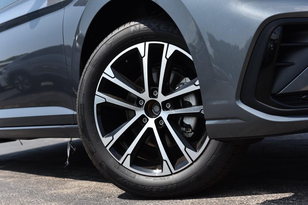 Volkswagen Jetta Vehicle Full-screen Gallery Image 3