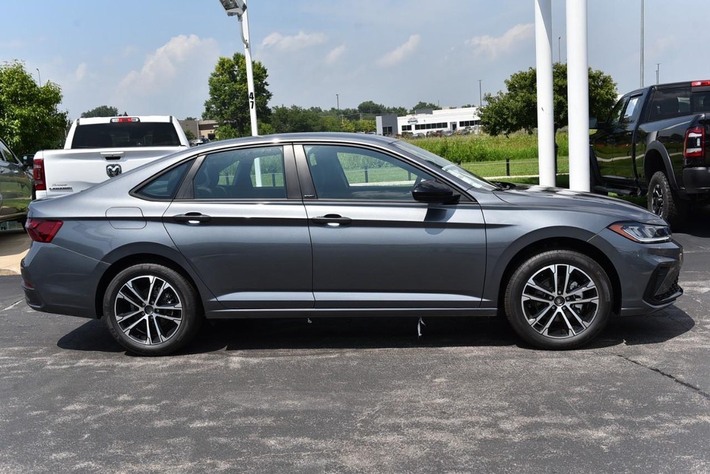 Volkswagen Jetta Vehicle Full-screen Gallery Image 5