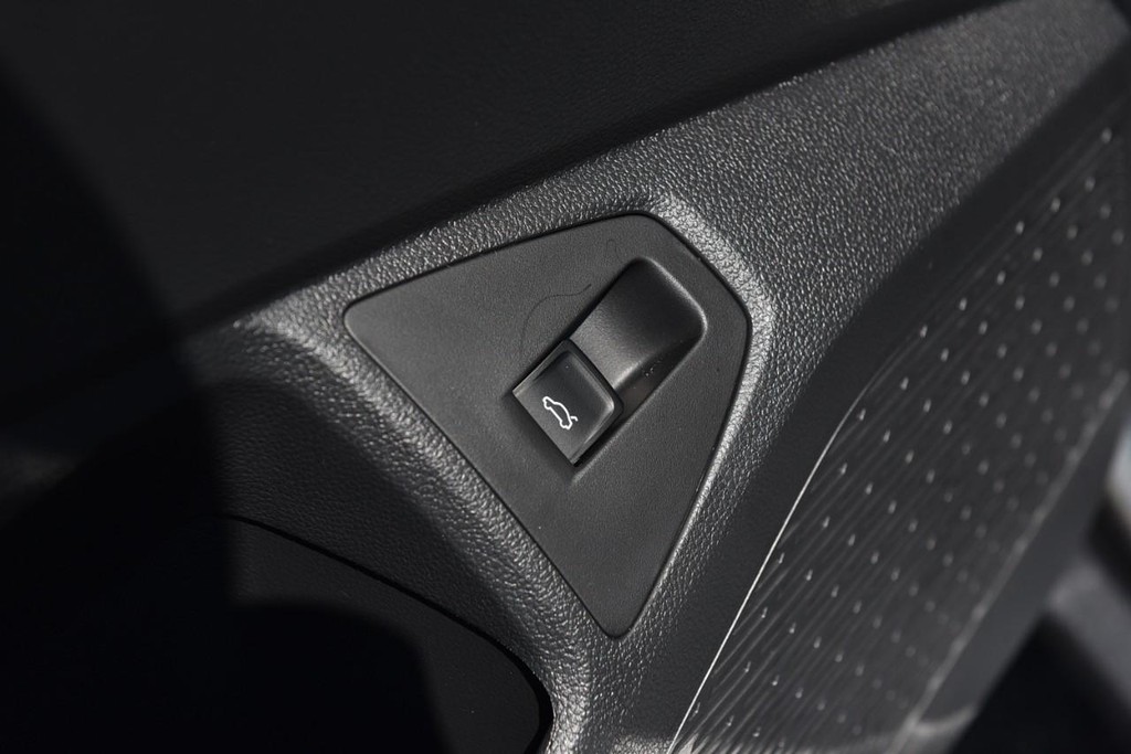 Volkswagen Jetta Vehicle Full-screen Gallery Image 9