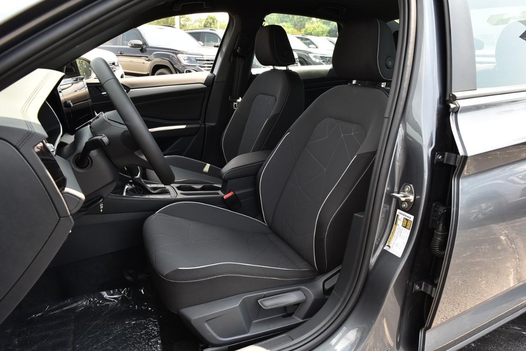Volkswagen Jetta Vehicle Full-screen Gallery Image 19