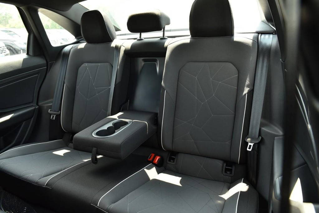 Volkswagen Jetta Vehicle Full-screen Gallery Image 21