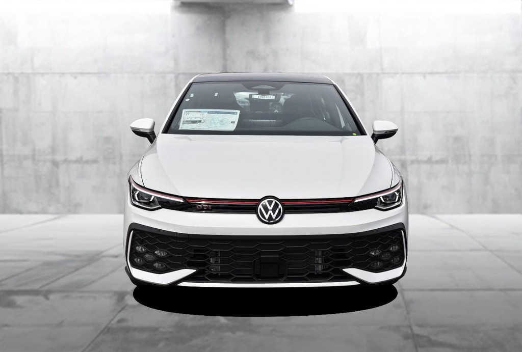 Volkswagen Golf GTI Vehicle Full-screen Gallery Image 4