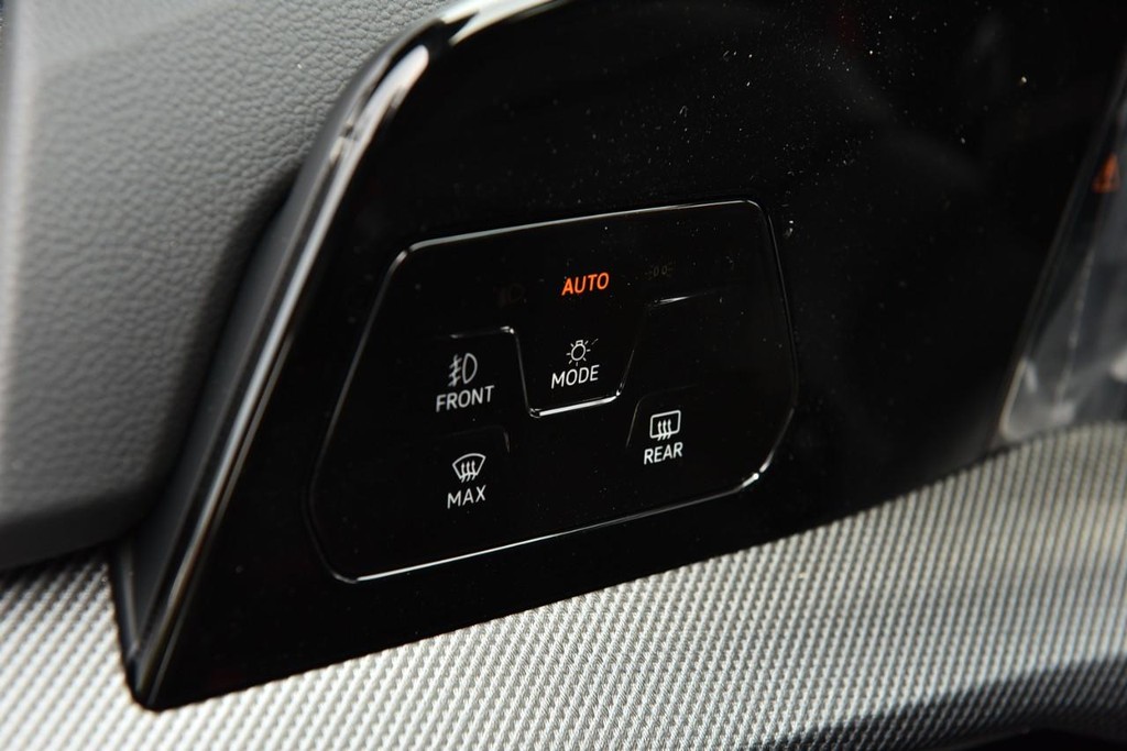 Volkswagen Golf GTI Vehicle Full-screen Gallery Image 10