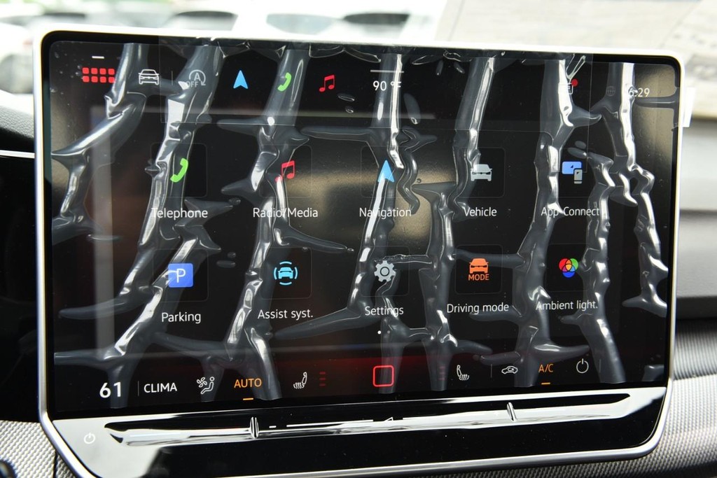 Volkswagen Golf GTI Vehicle Full-screen Gallery Image 14