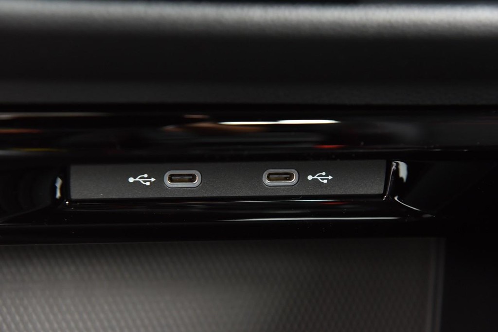 Volkswagen Golf GTI Vehicle Full-screen Gallery Image 16