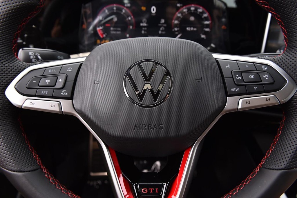 Volkswagen Golf GTI Vehicle Full-screen Gallery Image 18