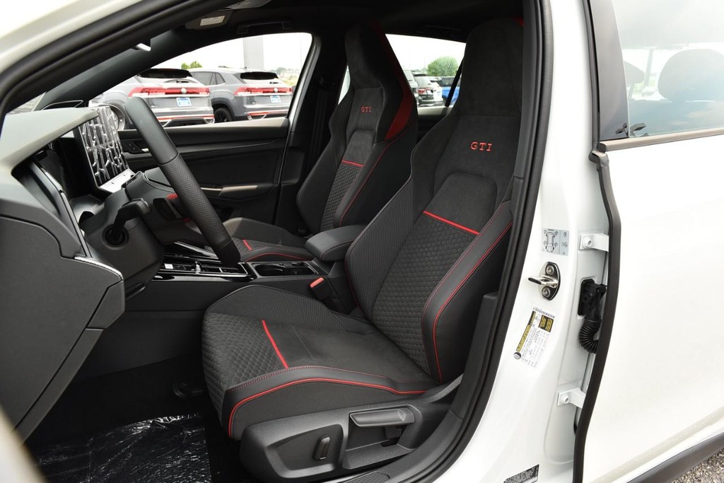 Volkswagen Golf GTI Vehicle Full-screen Gallery Image 19