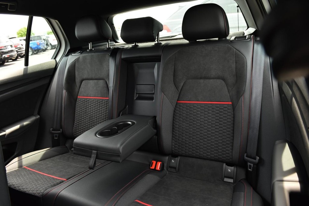 Volkswagen Golf GTI Vehicle Full-screen Gallery Image 22