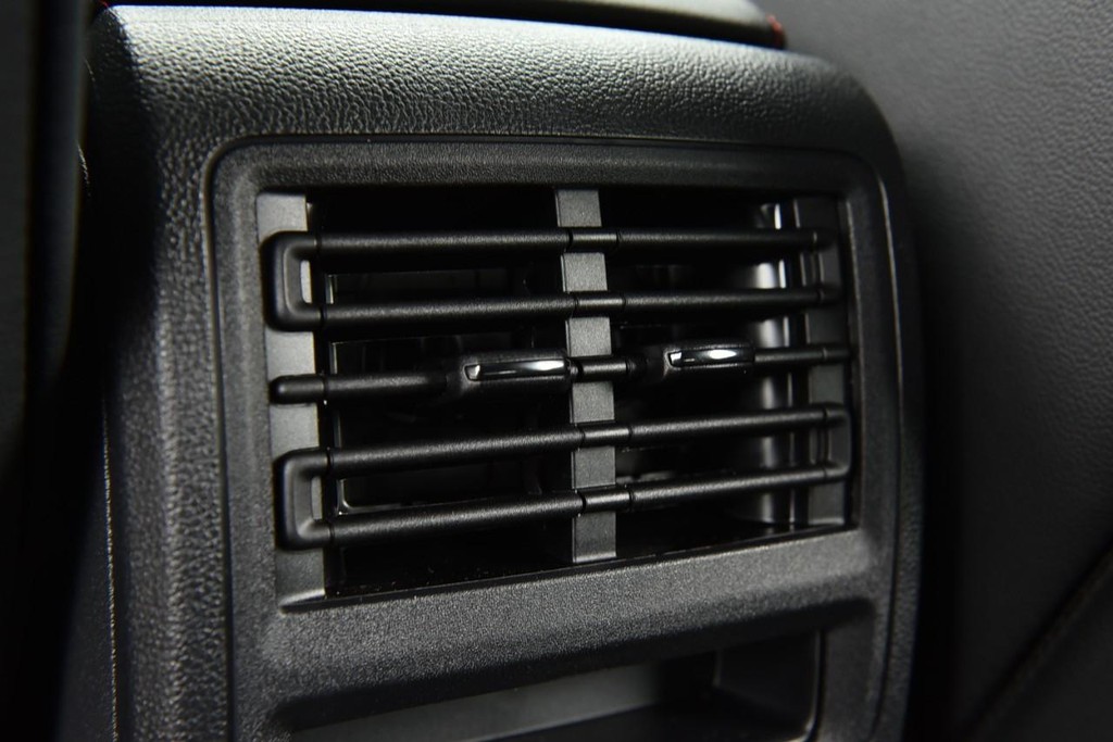 Volkswagen Golf GTI Vehicle Full-screen Gallery Image 23