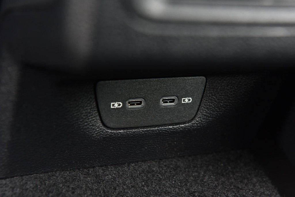 Volkswagen Golf GTI Vehicle Full-screen Gallery Image 24
