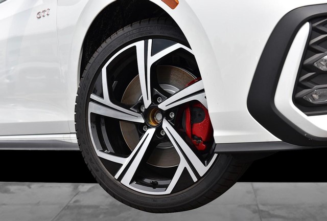 Volkswagen Golf GTI Vehicle Image 03