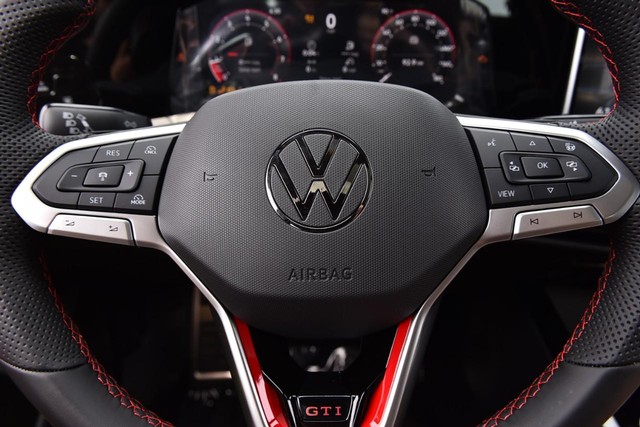 Volkswagen Golf GTI Vehicle Image 18