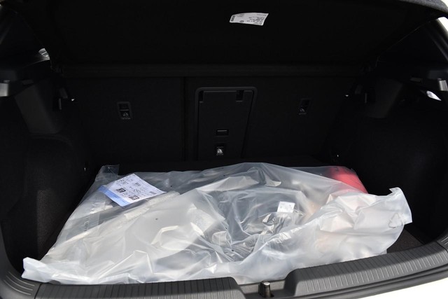 Volkswagen Golf GTI Vehicle Image 25