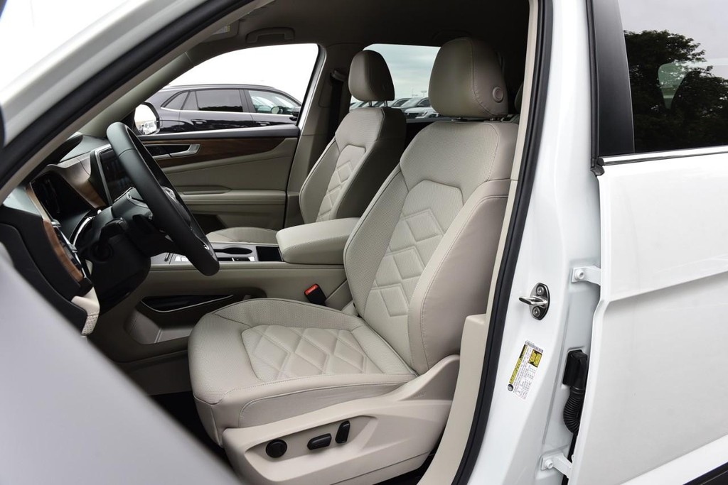Volkswagen Atlas Vehicle Full-screen Gallery Image 18