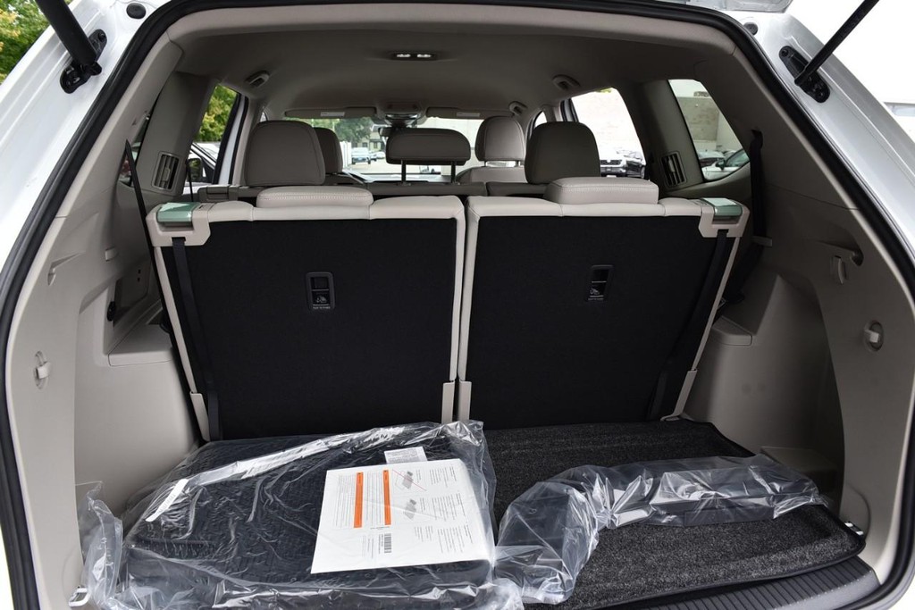 Volkswagen Atlas Vehicle Full-screen Gallery Image 24