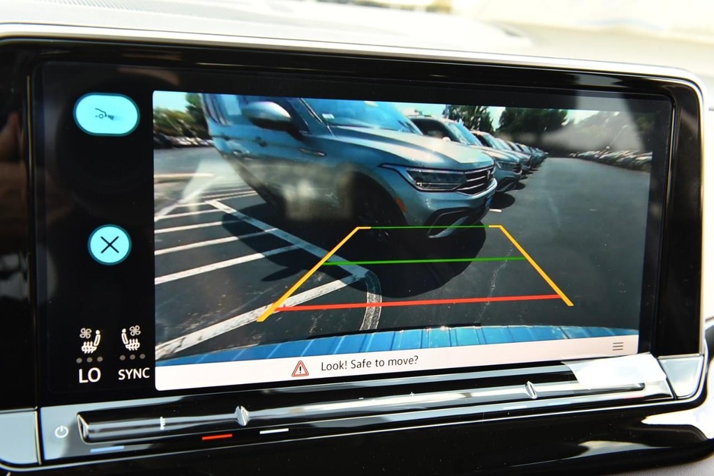 Volkswagen Atlas Vehicle Full-screen Gallery Image 12