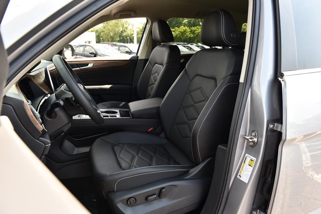 Volkswagen Atlas Vehicle Full-screen Gallery Image 18