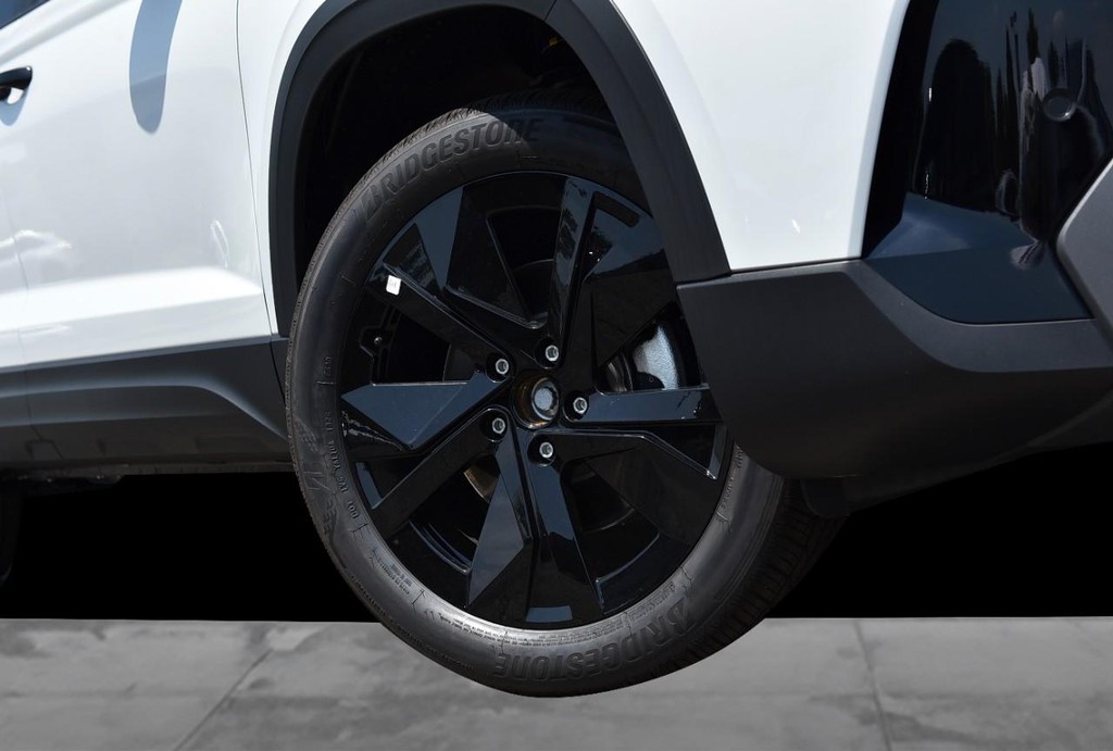 Volkswagen Taos Vehicle Full-screen Gallery Image 3