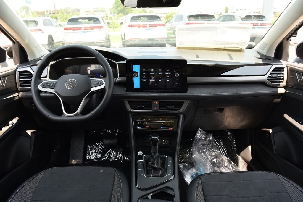 Volkswagen Taos Vehicle Full-screen Gallery Image 7
