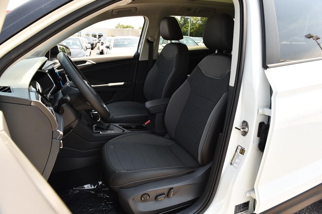 Volkswagen Taos Vehicle Full-screen Gallery Image 18