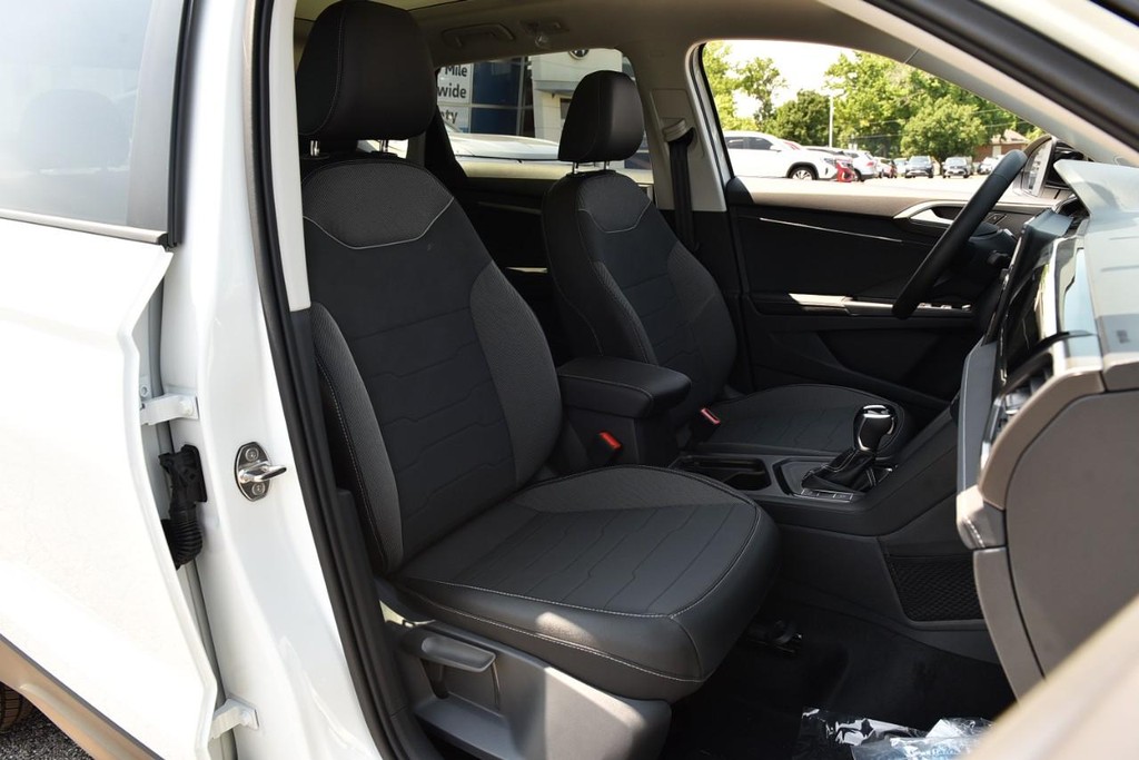 Volkswagen Taos Vehicle Full-screen Gallery Image 19