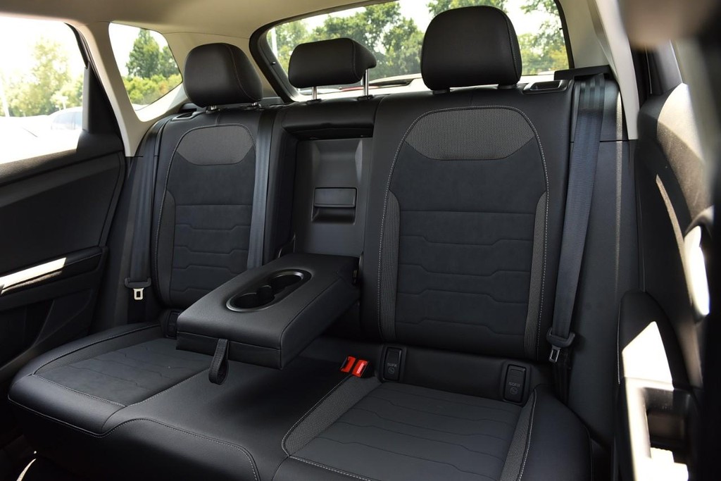 Volkswagen Taos Vehicle Full-screen Gallery Image 21