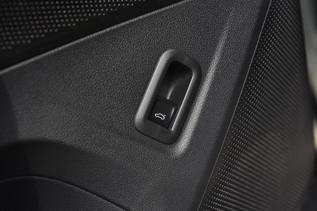 Volkswagen Tiguan Vehicle Full-screen Gallery Image 9