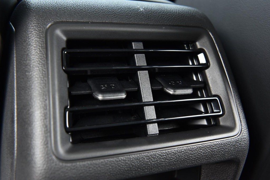 Volkswagen Tiguan Vehicle Full-screen Gallery Image 23