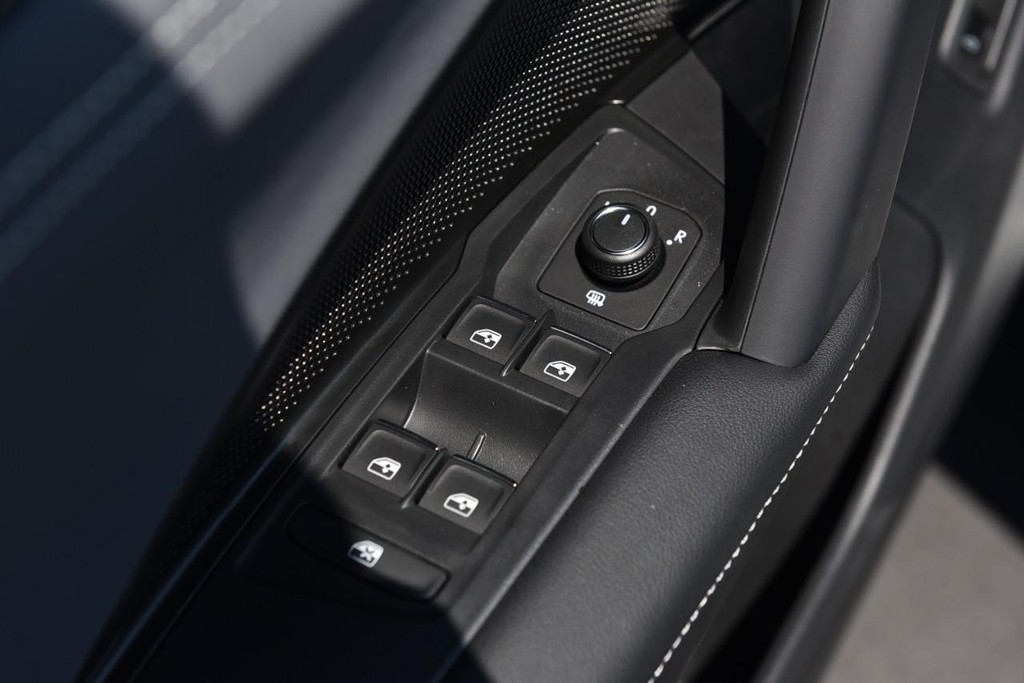 Volkswagen Tiguan Vehicle Full-screen Gallery Image 8